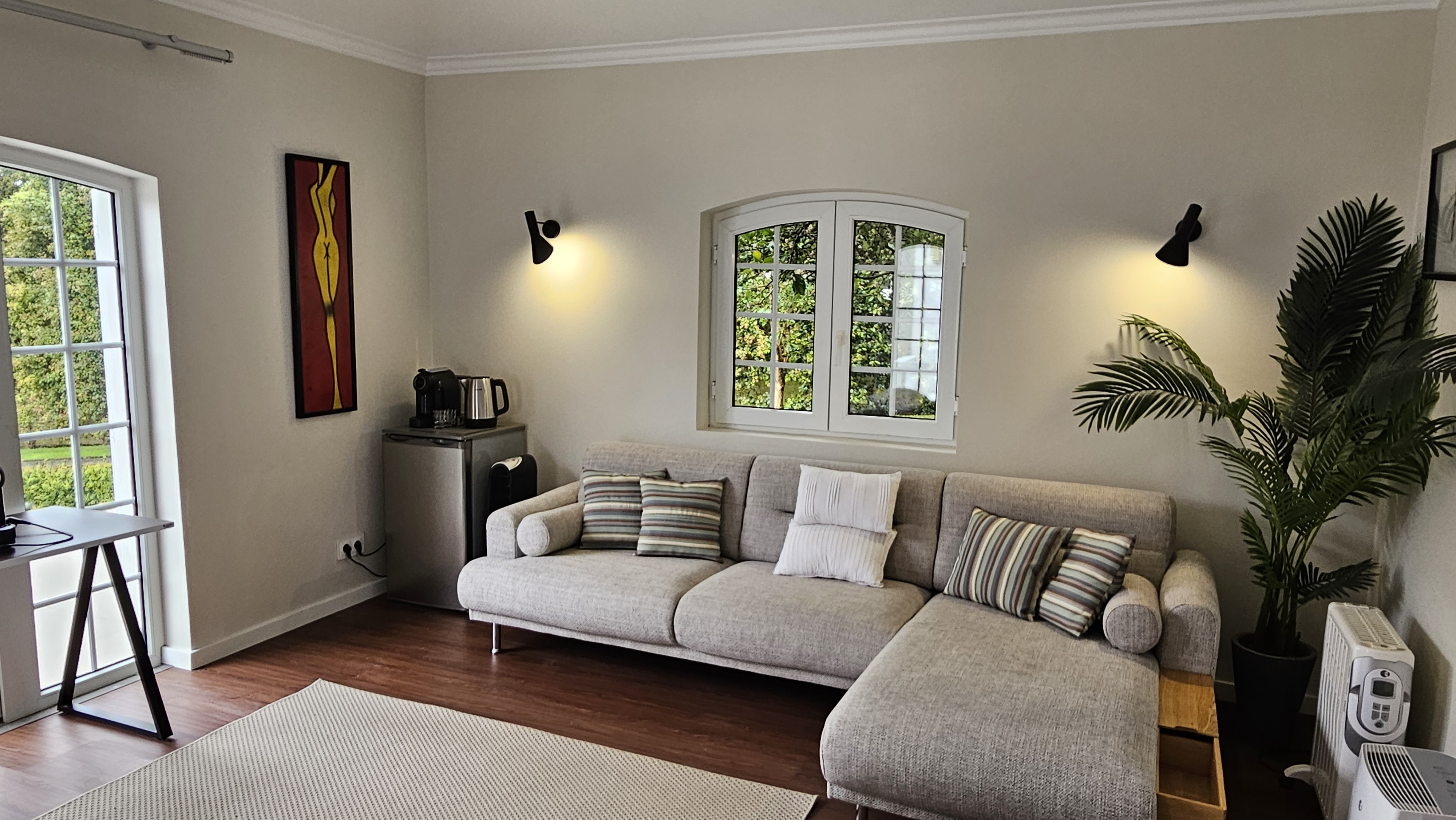 Cabana Bedroom #10 lounge and arched window