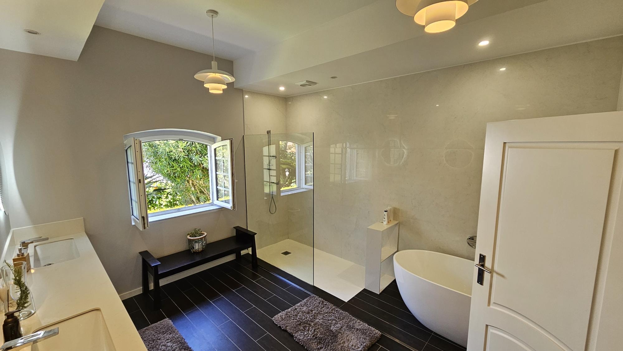Ensuite Bedroom #5 arched bathroom