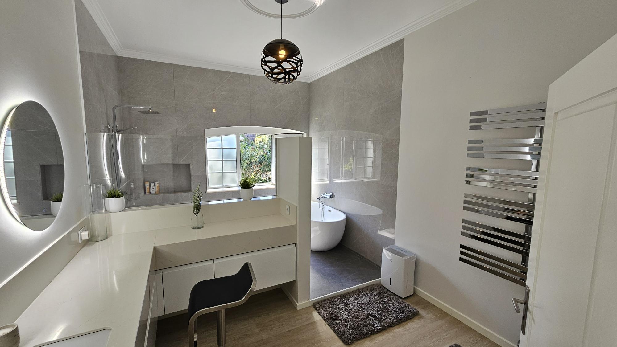 Ensuite Bedroom #4 bathroom