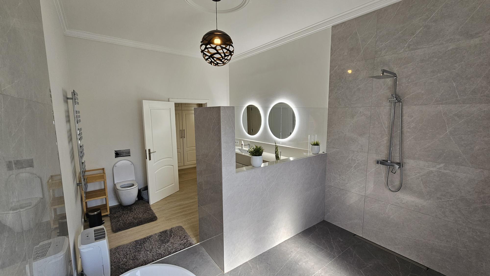 Ensuite Bedroom #4 bathroom vanity