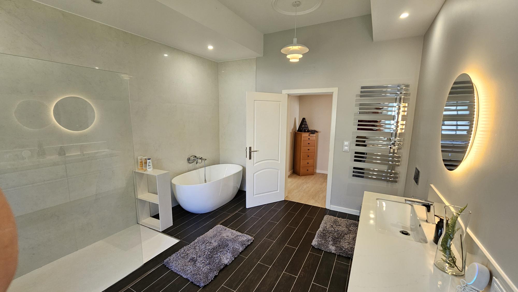 Ensuite Bedroom #5 arched bathroom