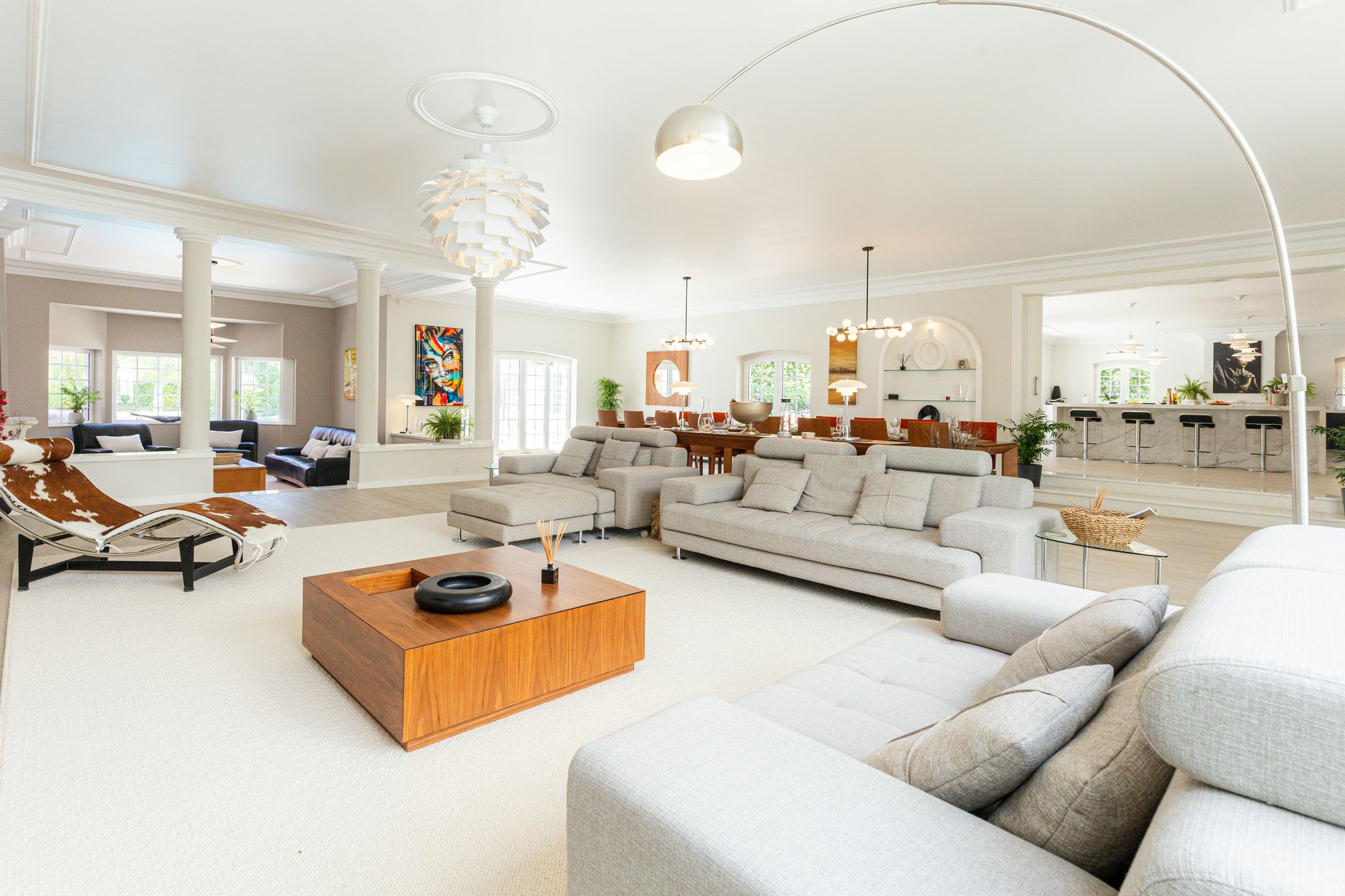 Main lounge, dining table and kitchen islands in the open living room at Cascais Vacation, Cascais